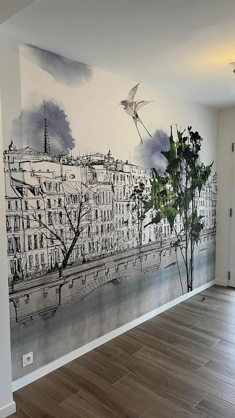 Papier peint mural décoratif avec motif urbain dans une pièce rénovée.